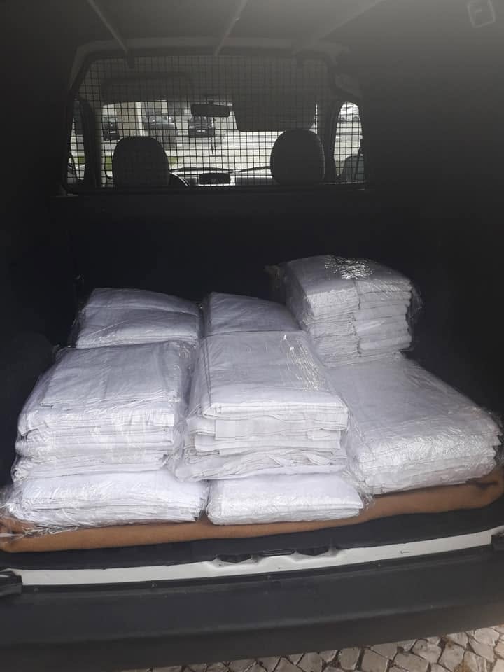 Roupa empresarial preparada para entrega